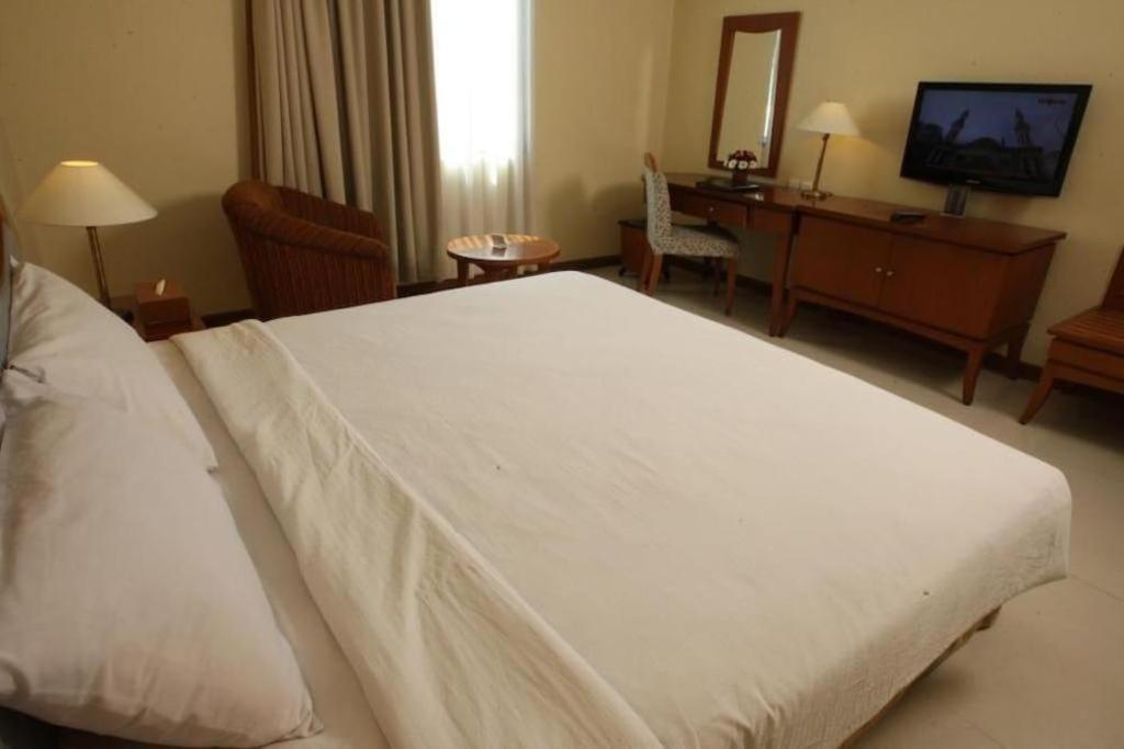 Makassar Golden Hotel Esterno foto
