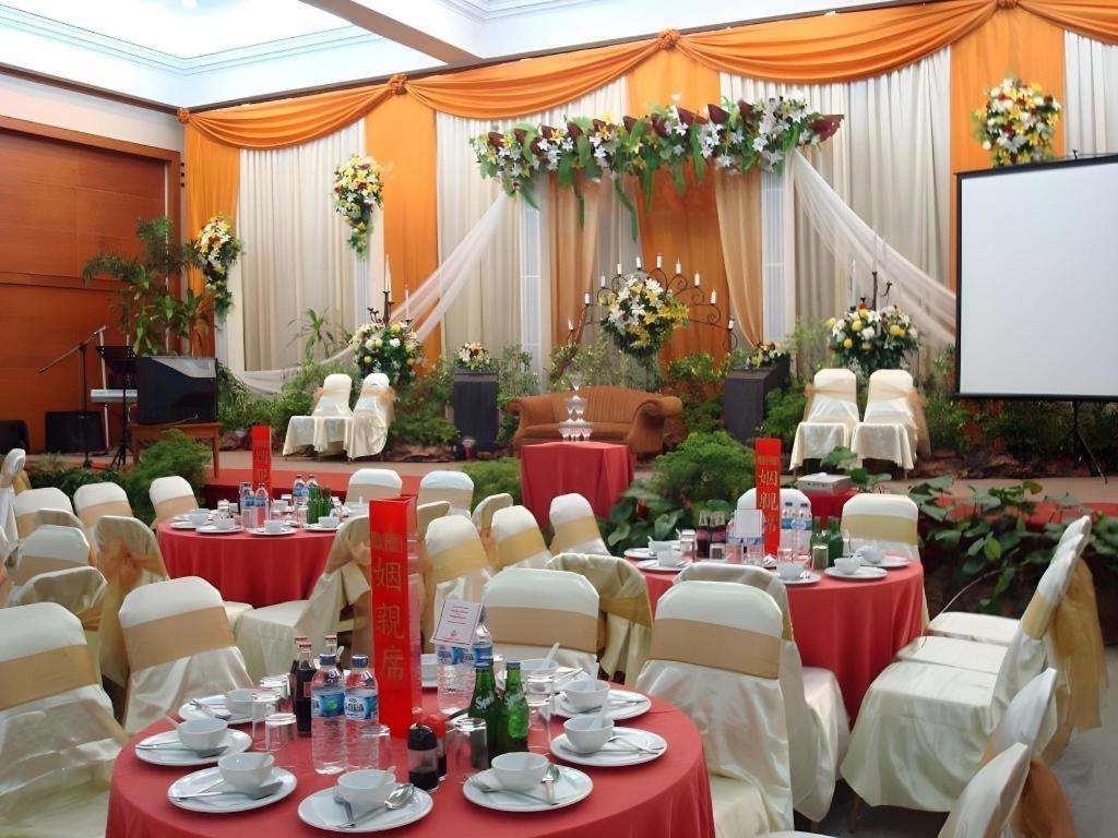Makassar Golden Hotel Esterno foto