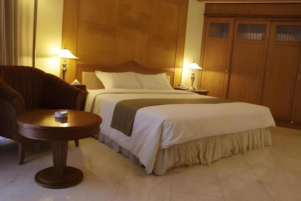 Makassar Golden Hotel Esterno foto