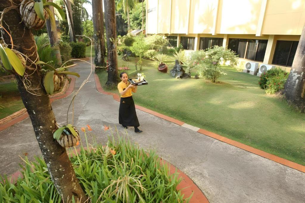 Makassar Golden Hotel Esterno foto