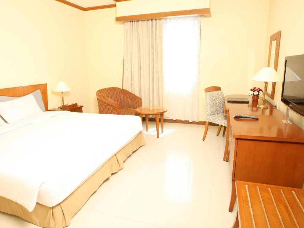 Makassar Golden Hotel Esterno foto