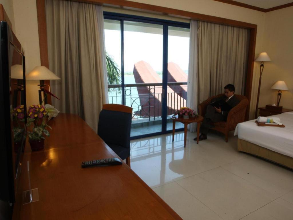 Makassar Golden Hotel Esterno foto