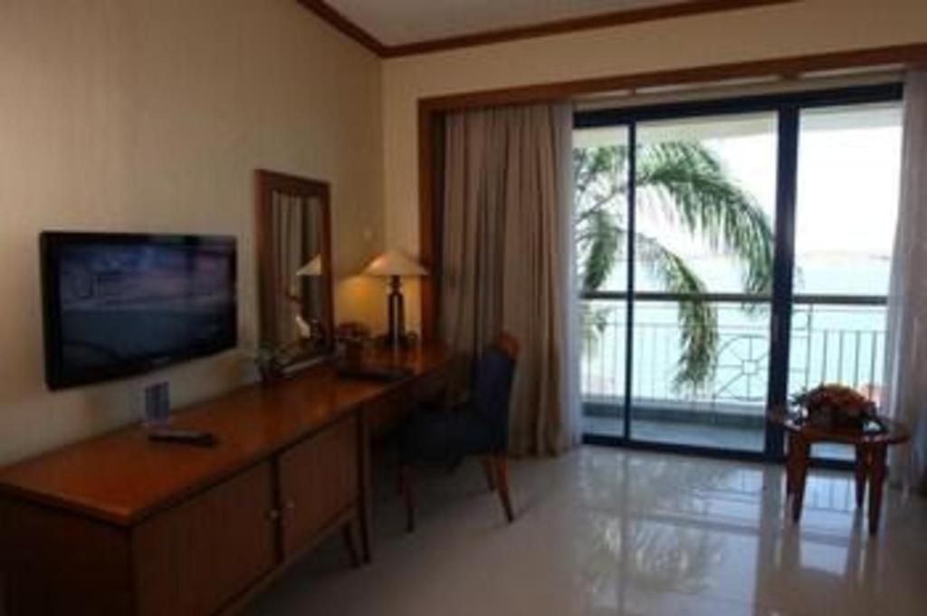 Makassar Golden Hotel Esterno foto